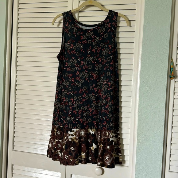 Lori Goldstein layers. Heavenly soft cotton with mixed motif. Black/brown flower - Picture 1 of 5